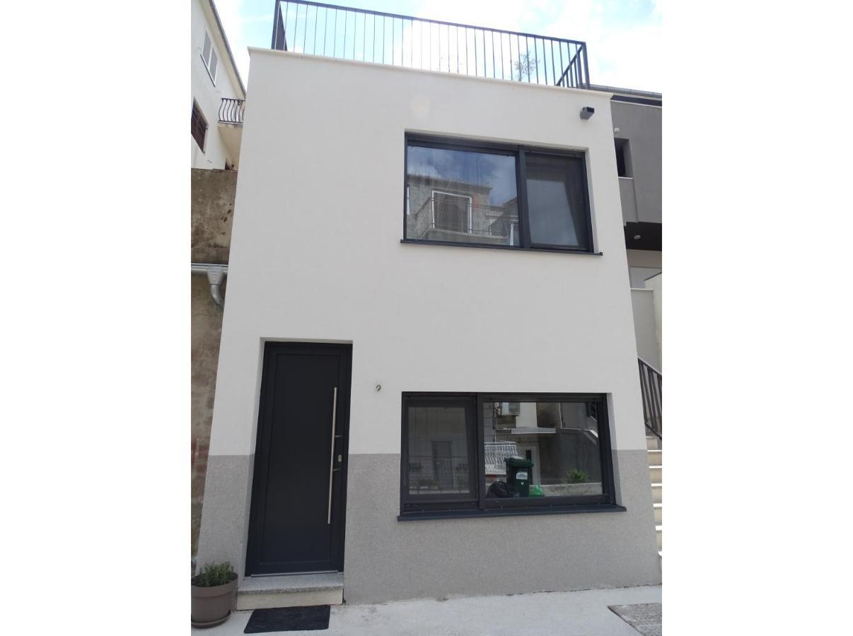 Modern Small House With A Terrace 스플리트 외부 사진