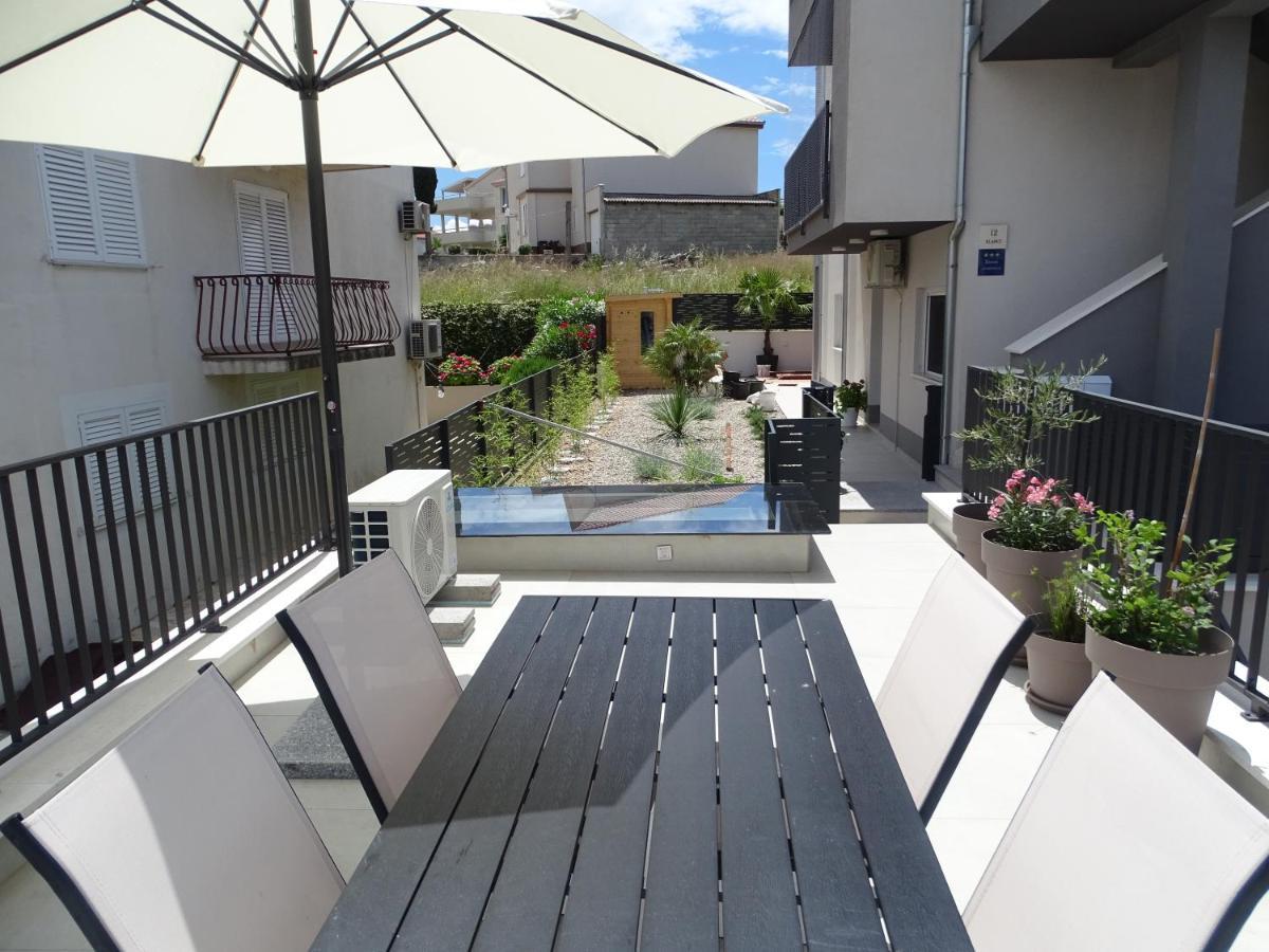 Modern Small House With A Terrace 스플리트 외부 사진